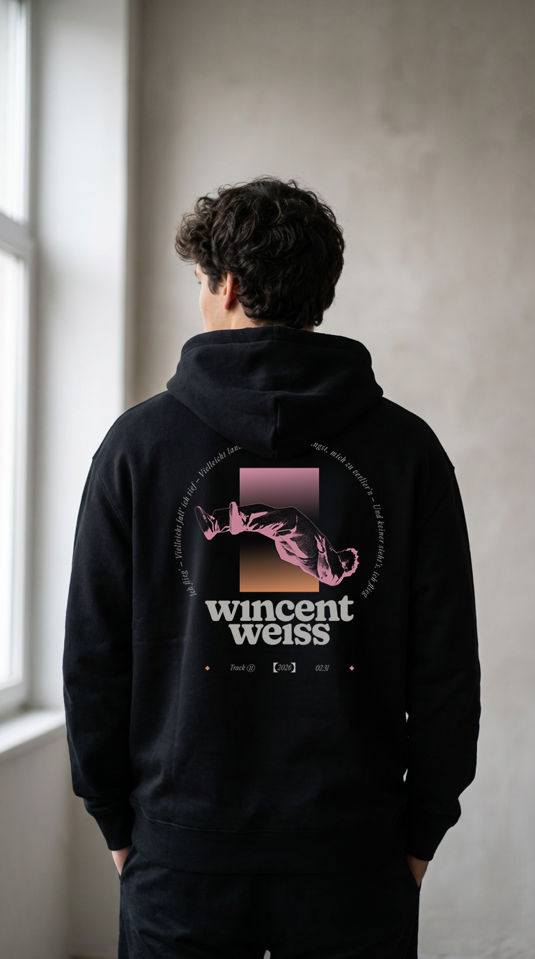 Mann von hinten in schwarzem Hoodie vor einem Fenster, Rückenprint mit rosa-beige illustrierter Figur, Kreistext-Lyrics und dem Schriftzug „Wincent Weiss“ darunter. [KI]